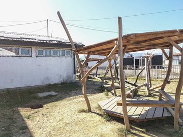 Unfertiger Spielplatz am neuen CONCORDIA Tageszentrum im Kosovo