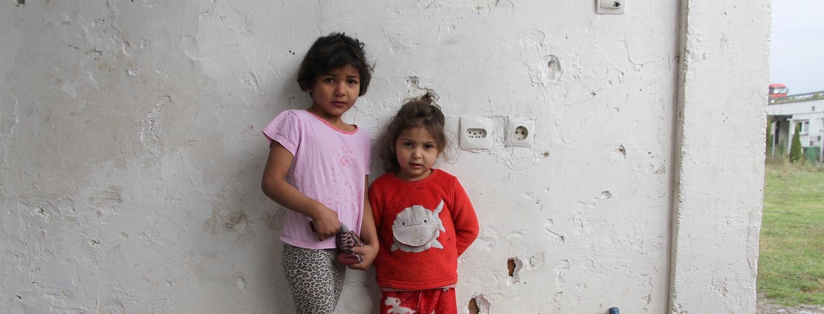 Zwei Mädchen ohne Schuhe im Kosovo